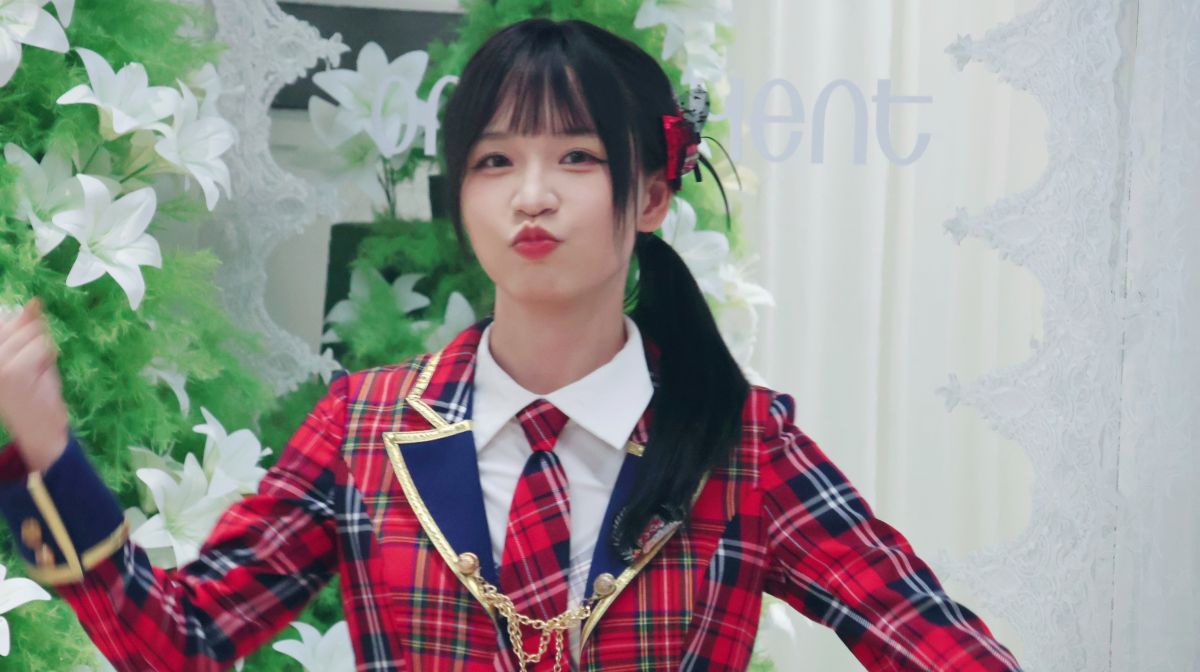 王安妮身穿红色格纹演出服的照片